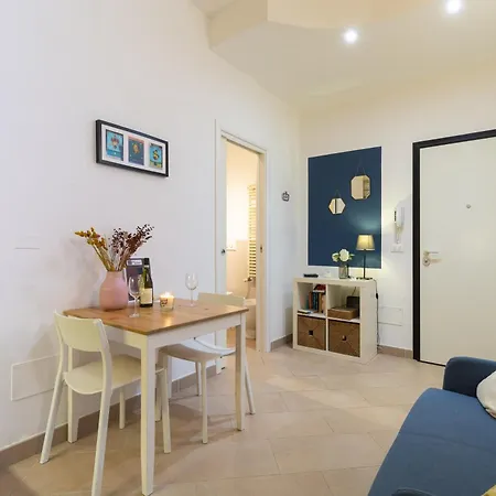 Gale Apartments- Luz